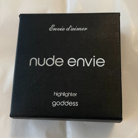 NUDE ENVIE Powder Highlighter in Goddess w/ Luxe Mirror Compact Brand New in Box - Picture 4 of 6
